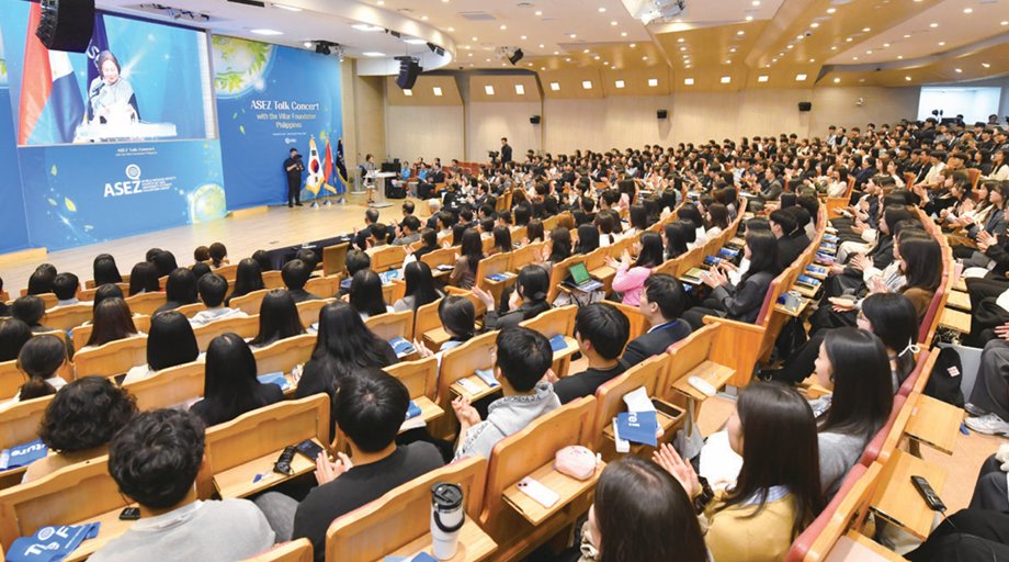 하나님의 교회 대학생봉사단 ASEZ가 11월 10일 개최한 ‘필리핀 빌라르재단과 함께하는 ASEZ 토크콘서트’ 현장. 이날 신시아 빌라르 전 필리핀 상원의원이 강연자로 참석해 대학생들과 지속가능한 사회 구현 방안을 논의했다. 하나님의 교회 제공