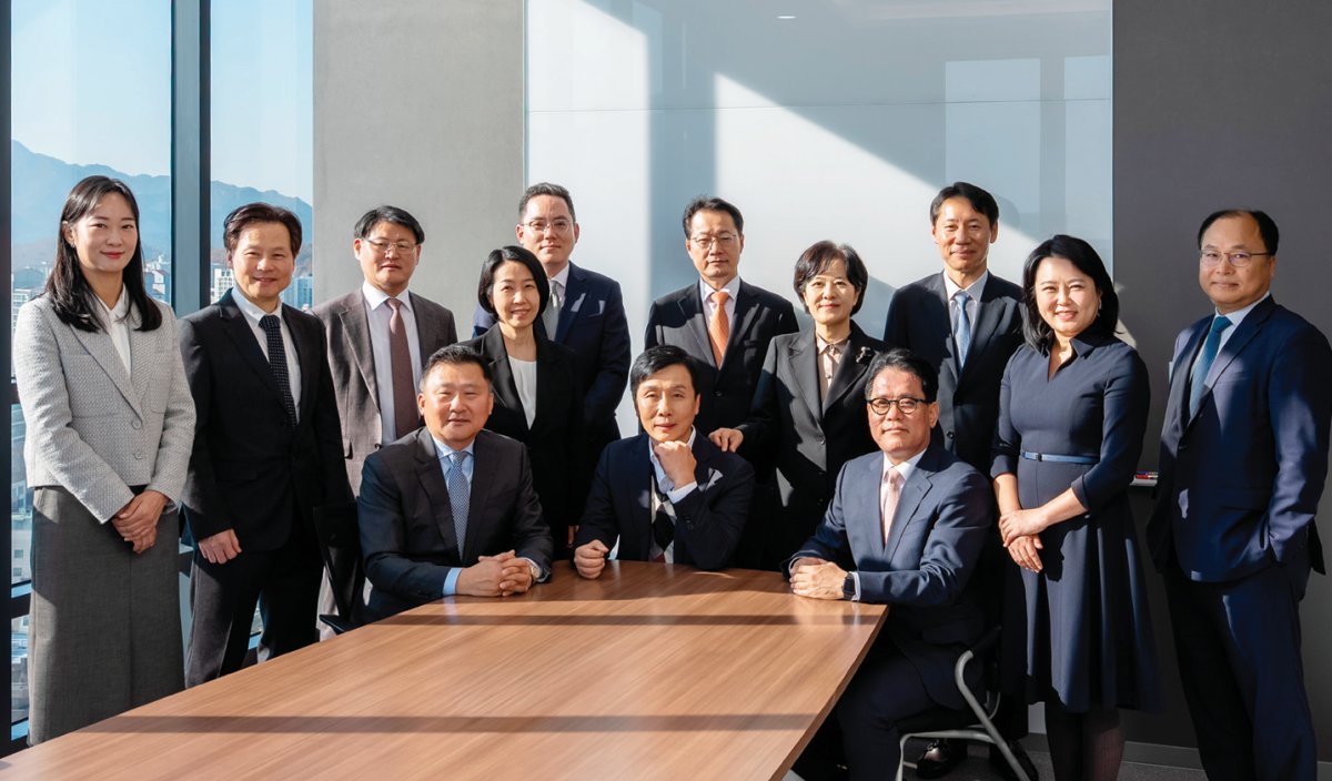법무법인 LKB평산의 윤웅걸·김희준 대표이사 변호사, 김훈영 변호사(앞줄 왼쪽부터)와 박나리·이성복·허부열·김용자·박현철·정원두·전현정·권유식·하신욱·박경용 변호사(뒷줄 왼쪽부터). 홍태식