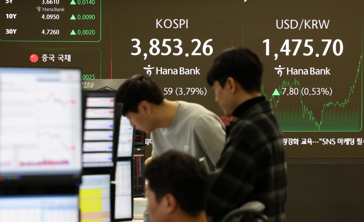 코스피가 전 거래일(4004.85)보다 51.59포인트(3.79%) 하락한 3853.26에 장을 마감한 11월 21일 오후 서울 중구 하나은행 딜링룸 전광판에 종가가 표시돼 있다. 뉴시스