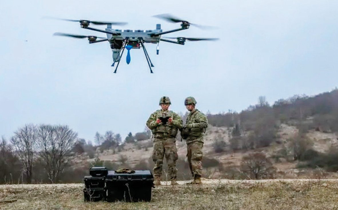 미국 육군 제10산악사단 장병들이 자체 제작한 폭격용 드론을 조종하고 있다. 미국 육군 제10산악사단 페이스북