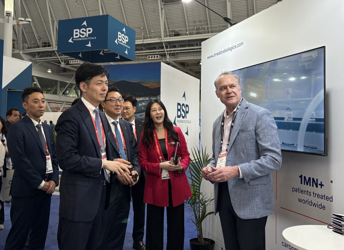 신유열 롯데바이오로직스 대표(왼쪽에서 두 번째)가 6월 미국 보스턴에서 열린 세계 최대 제약·바이오 박람회 ‘바이오 USA’ 현장을 둘러보고 있다. 뉴스1