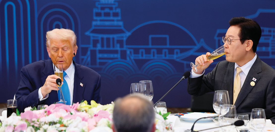 도널드 트럼프 미국 대통령(왼쪽)이 10월 29일 경북 경주 힐튼호텔 그랜드볼룸에서 열린 이재명 대통령 주최 특별만찬에서 건배한 뒤 샴페인 잔을 바라보고 있다. 트럼프 대통령은 이날 샴페인으로 건배만 하고 콜라를 마셨다. 그의 오른쪽에 따로 준비된 콜라 잔이 보인다. 대통령실통신사진기자단