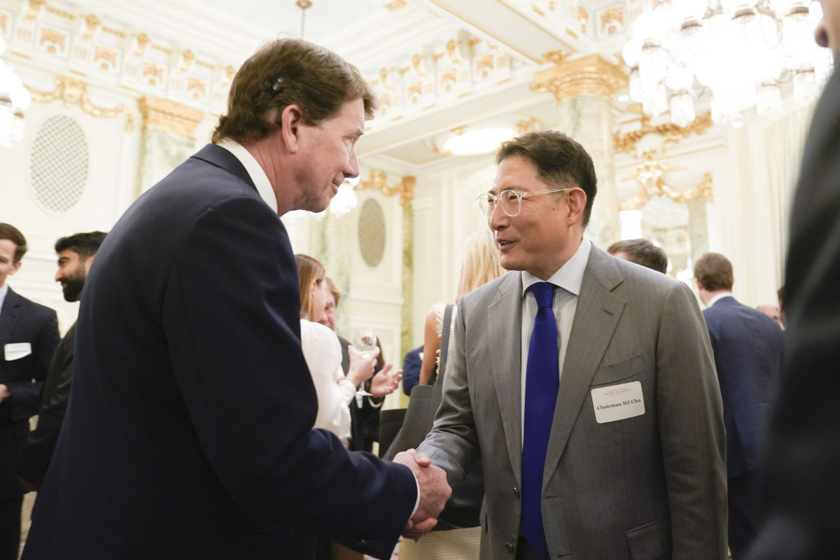 조현준 효성 회장(오른쪽)이 3월 말 미국 워싱턴DC에서 열린 ‘체리블로섬 정책 서밋’에 참석해 빌 해거티 상원의원(공화당)과 악수하고 있다. 효성 제공