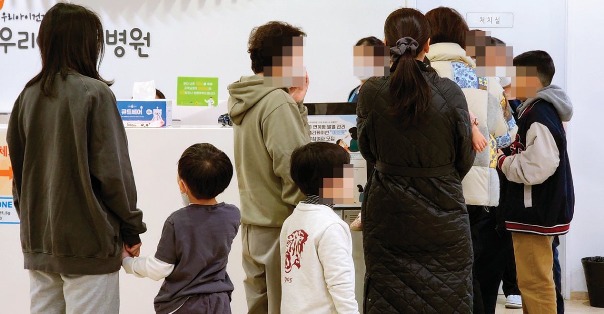 아동과 청소년을 중심으로 독감이 유행하는 가운데 11월 21일 서울 성북구 한 병원에 진료를 받으려는 사람들이 줄을 서 있다. 동아DB