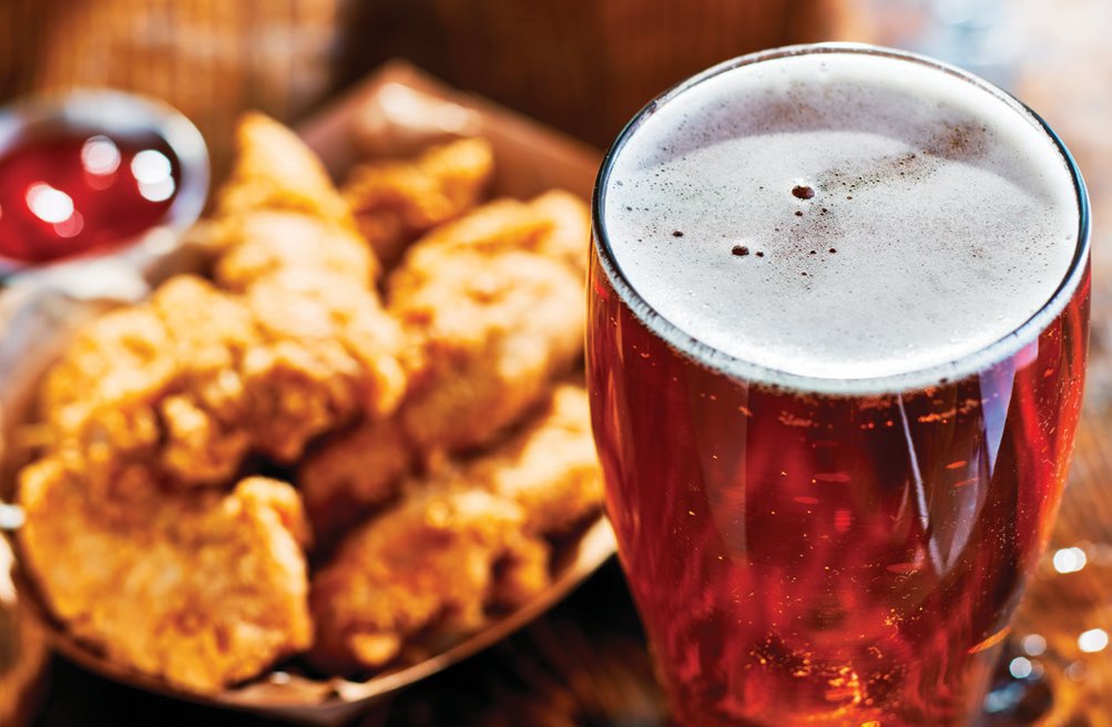 음주로 간에서 에너지 대사 조효소인 NAD+가 줄어들면 술과 함께 먹은 안주 속 지방이 분해되지 못하고 고스란히 저장된다. GETTYIMAGES