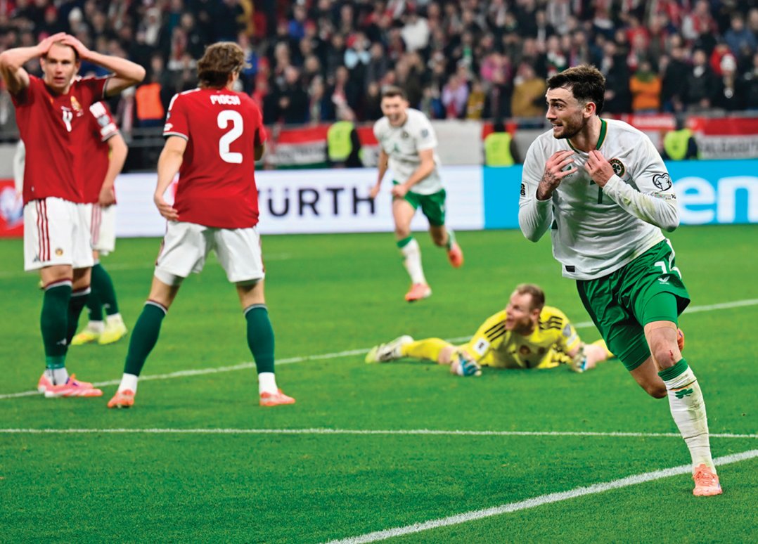 11월 16일(이하 현지 시간) 헝가리 부다페스트에서 열린 헝가리와 아일랜드의 2026 북중미월드컵 F조 예선 경기에서 아일랜드 공격수 트로이 패럿(오른쪽)이 후반 추가 시간에 승부를 결정짓는 골을 넣은 뒤 기뻐하고 있다. 뉴시스