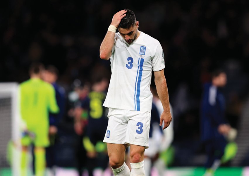 10월 9일 스코틀랜드 글래스고에서 열린 그리스와 스코틀랜드의 2026 북중미월드컵 C조 예선 경기에서 그리스의 콘스탄티노스 쿨리에라키스가 스코틀랜드에 패배한 뒤 실망한 표정으로 경기장을 빠져나가고 있다. 뉴시스