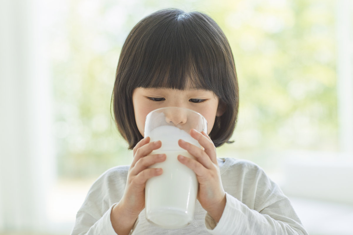 한국영양학회에서는 소아·청소년에게 하루 2잔(400mL) 이상의 우유 섭취를 권장한다. GETTYIMAGES