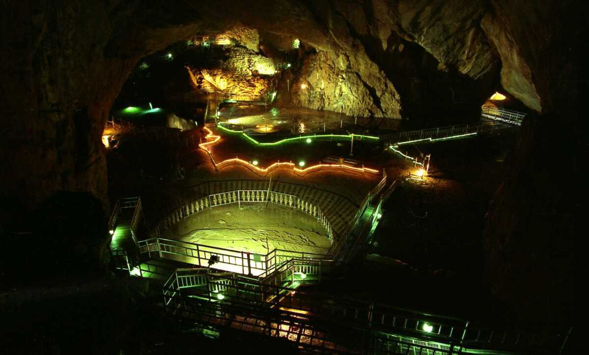 국내 개방 동굴 중 최대 규모인 환선굴은 거대한 종유석과 신비로운 형태의 암반들이 압도적인 아름다움을 자랑한다. 삼척시 제공