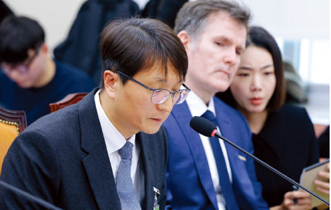 박대준 쿠팡 대표(왼쪽)가 12월 3일 서울 여의도 국회 정무위원회에서 열린 쿠팡 개인정보 유출 관련 현안 질의에서 의원들 질의에 답하고 있다. 뉴스1 