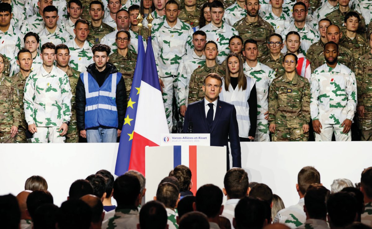에마뉘엘 마크롱 프랑스 대통령(가운데)은 11월 27일(현지 시간) 알프스 지역에 주둔 중인 제27산악보병여단을 방문해 내년 여름부터 자발적인 군복무제도를 도입할 계획이라고 밝혔다. 뉴시스