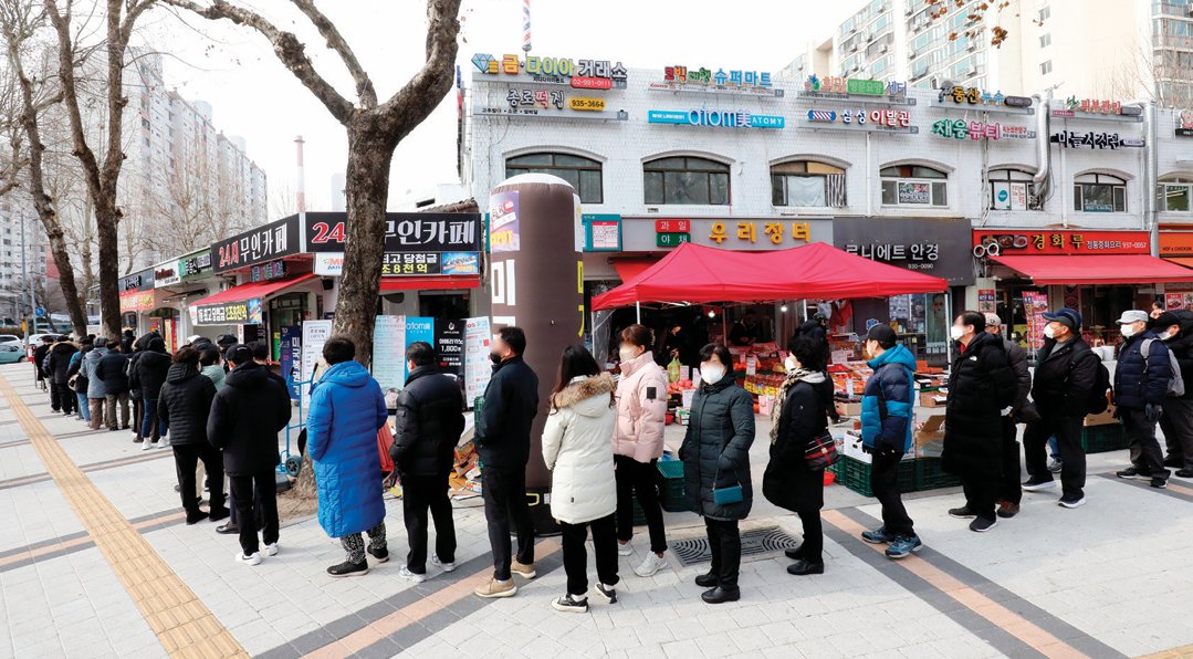 ‘로또 1등’ 당첨자가 수십 명 나온 서울 노원구 한 복권 판매점 앞에 사람들이 길게 줄 지어 서 있다. 뉴스1