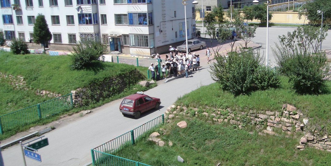 중국 지안(集安)에 있는 고구려 옛 수도 국내성 터. 성곽의 허리를 잘라 도로를 놓았다. 동아DB