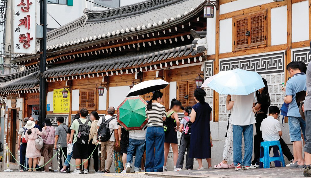 중복이던 7월 30일 오후 서울 한 삼계탕 전문점 앞에서 시민들이 입장을 기다리고 있다. 뉴시스