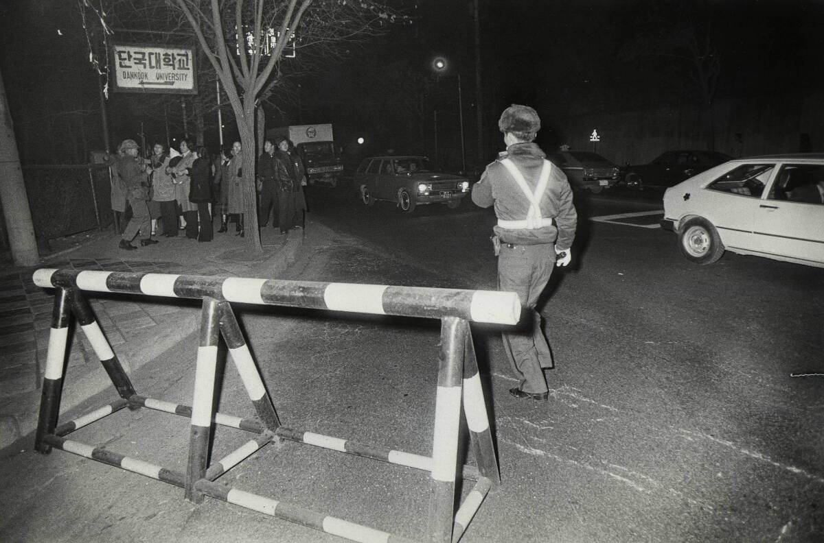 1979년 12월12일 밤 육군참모총장 공관이 있는 서울 용산구 한남동 일대에서 군인들이 시민 통행을 막고 있다. 전두환 노태우 등 신군부는 이날 밤 정승화 육군참모총장 겸 계엄사령관을 총격전 끝에 강제연행하는 12·12 군사반란을 일으켰다. 동아DB