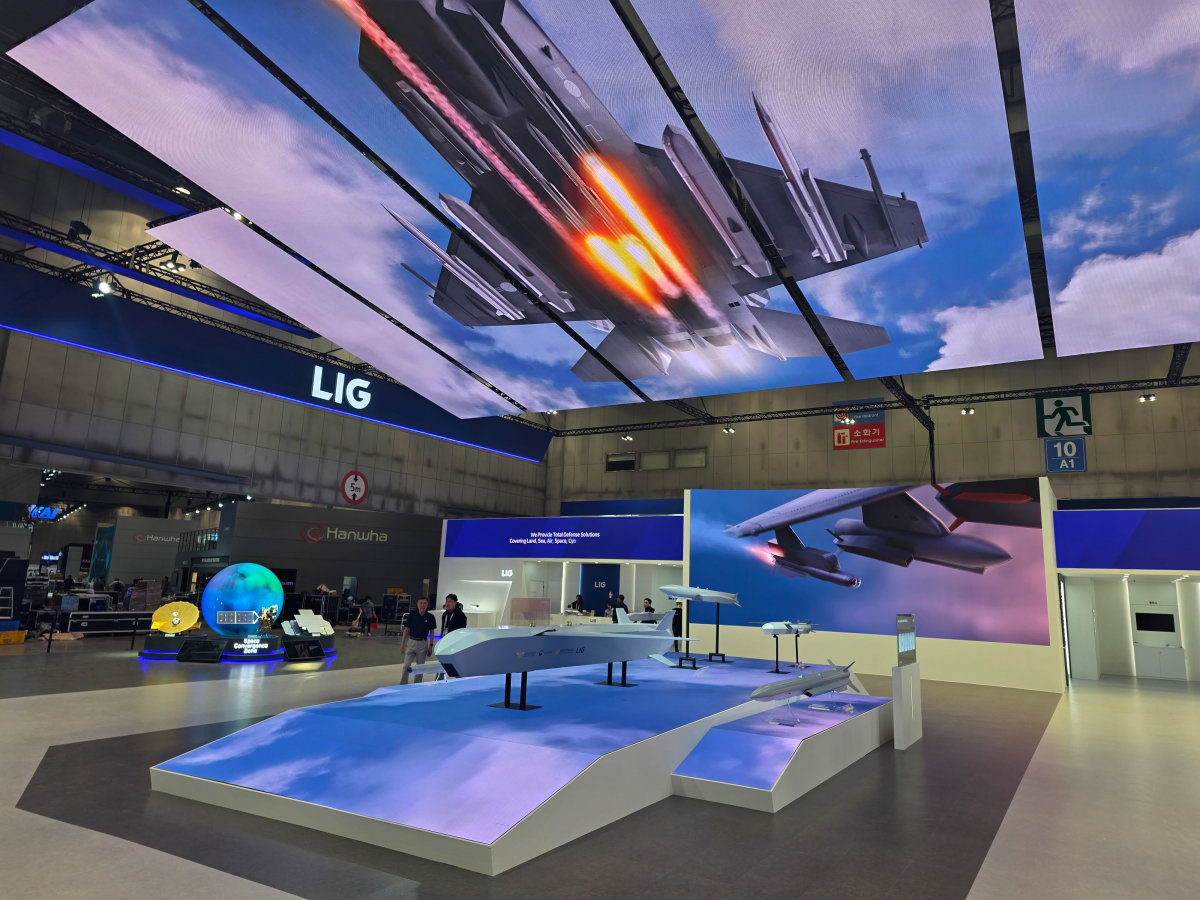 LIG넥스원이 10월 20일 열린 ‘서울 국제 항공우주 및 방위산업 전시회(ADEX 2025)’에 설치한 부스. 차세대 항공무장체계가 전시돼 있다. LIG넥스원 제공