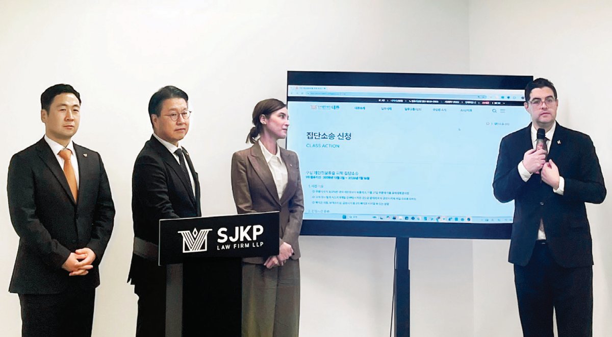 12월 8일(현지 시간) 미국 뉴욕 맨해튼에서 쿠팡을 상대로 한 미국 집단소송 관련 기자회견을 하고 있는 법무법인 대륜의 방인태 변호사, 김국일 경영대표(왼쪽부터)와 탈 허시버그 SJKP 변호사(오른쪽). 법무법인 대륜 제공