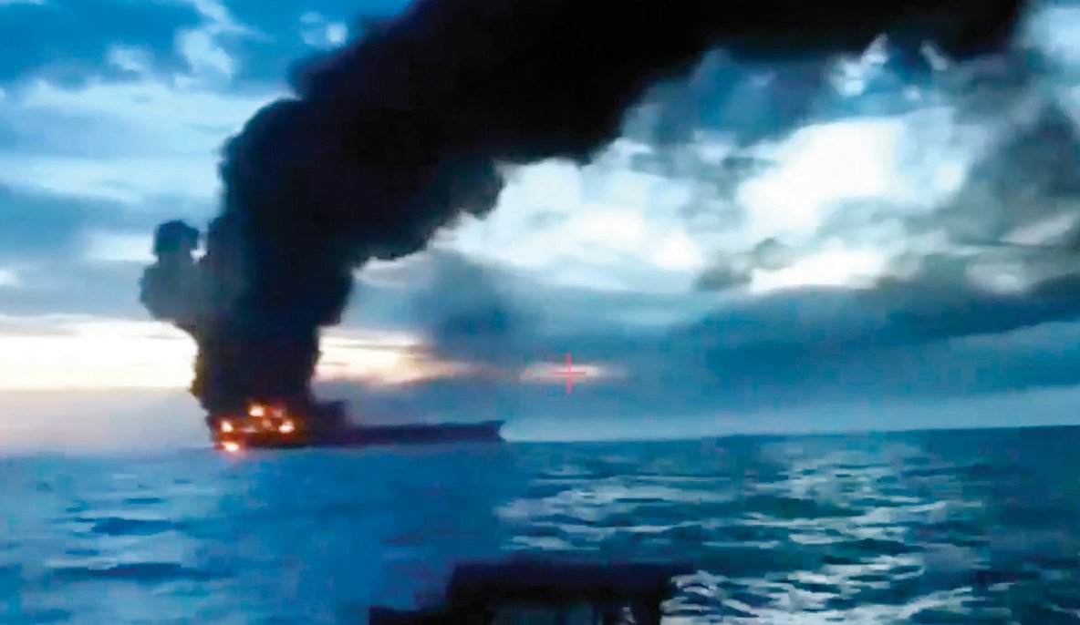 러시아 유조선 비랏이 11월 28일(현지 시간) 튀르키예 배타적경제수역에서 우크라이나 수상 자폭 드론 ‘시베이비’의 공격을 받고 불길에 휩싸였다. 우크라이나 보안국 제공