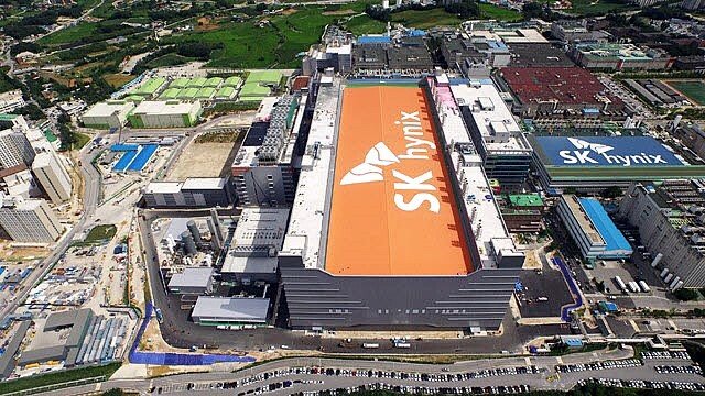 SK하이닉스의 투자경고 종목 해제 여부가 12월 24일 결정된다. SK하이닉스 제공