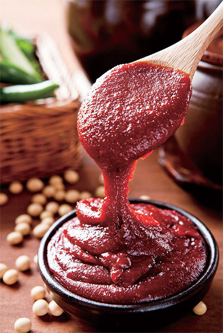 “K-매운맛’의 비결인 고추장. 최근 한국 음식이 세계적으로 인기를 끌면서 발효 과학의 결정체인 고추장에 대한 관심이 커지고 있다. GETTYIMAGES