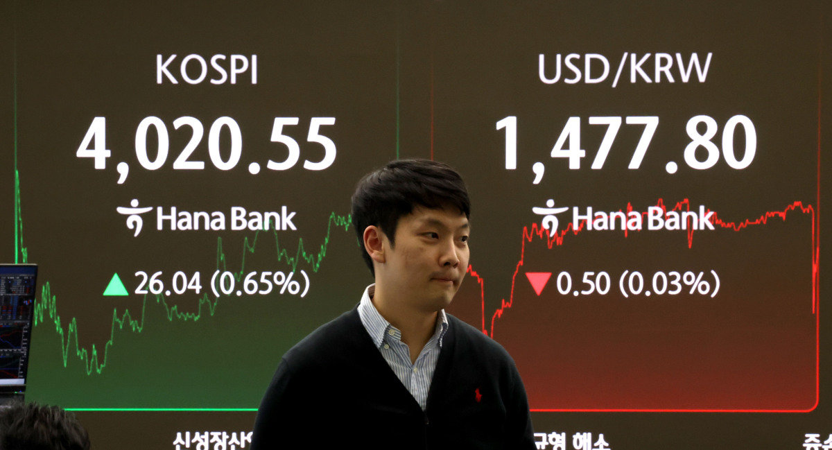 코스피가 4020.55로 반등한 12월 19일 오후 서울 중구 하나은행 본점 딜링룸 전광판에 종가가 표시되고 있다. 뉴스1