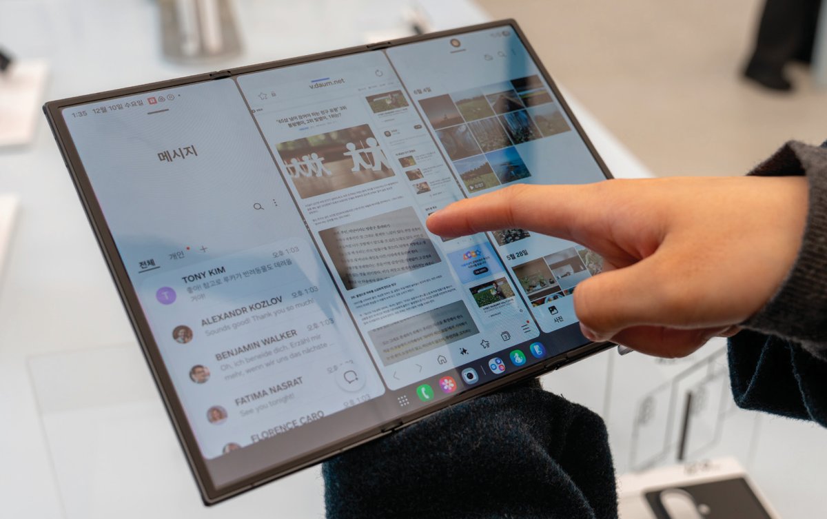 갤럭시 Z 트라이폴드에서 애플리케이션 3개를 실행해 1:1:1 분할 화면으로 띄운 모습. 홍태식