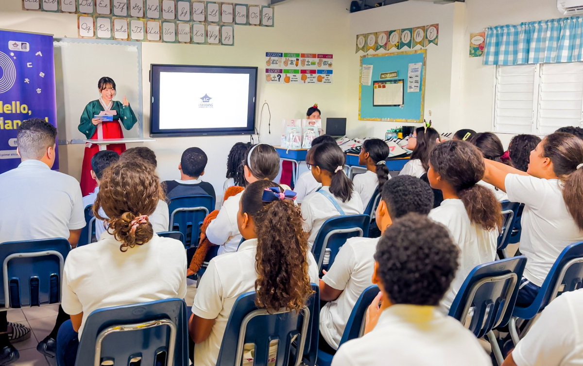 도미니카공화국 산토도밍고 CI 빌링구알 초등학교 학생들이 헬로한글 프로그램의 일환으로 진행된 한글 수업에 참여하고 있다. 아이서당 제공