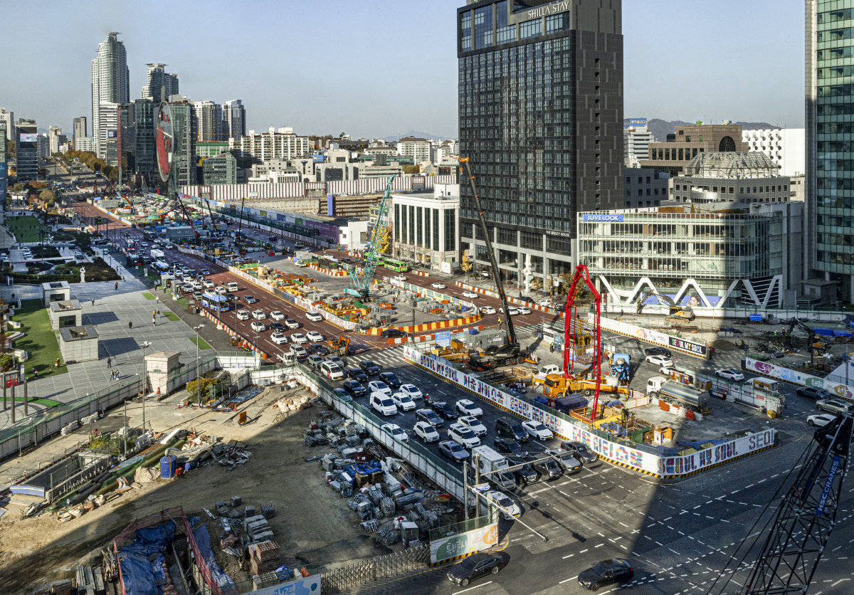 서울 강남구 서울지하철 2호선 삼성역 일대에서 ‘영동대로 지하공간 복합개발’ 공사가 한창이다. 이 일대에는 GTX(수도권광역급행철도)－A·C 노선 등 철도 복합환승센터와 상업공간이 들어설 예정이다. 동아DB