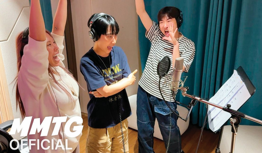 재쓰비 멤버 가비, 재재, 승헌쓰(왼쪽부터)가 녹음실에서 편안한 차림으로 신곡 ‘퍼펙트 선셋(Perfect Sunset)’을 노래하고 있다. 유튜브 채널 ‘MMTG 문명특급’ 캡처