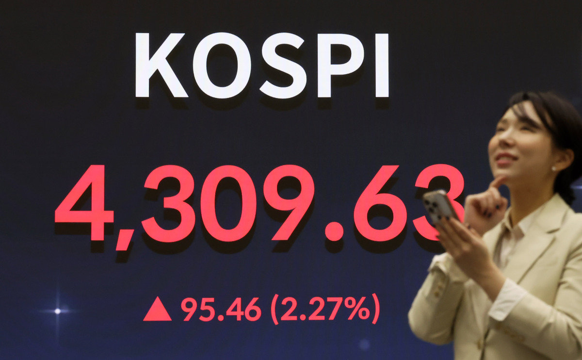 코스피가 4309.63에 마감한 1월 2일 서울 영등포구 한국거래소 전광판에 지수가 표시 되고 있다. 뉴시스