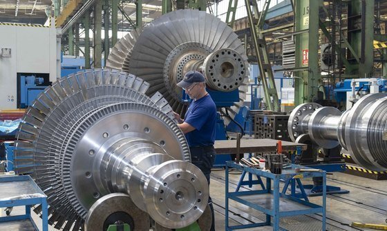 체코 플젠에 위치한 두산스코다파워 공장에서 직원이 증기터빈을 살펴보고 있다. 두산에너빌리티 제공