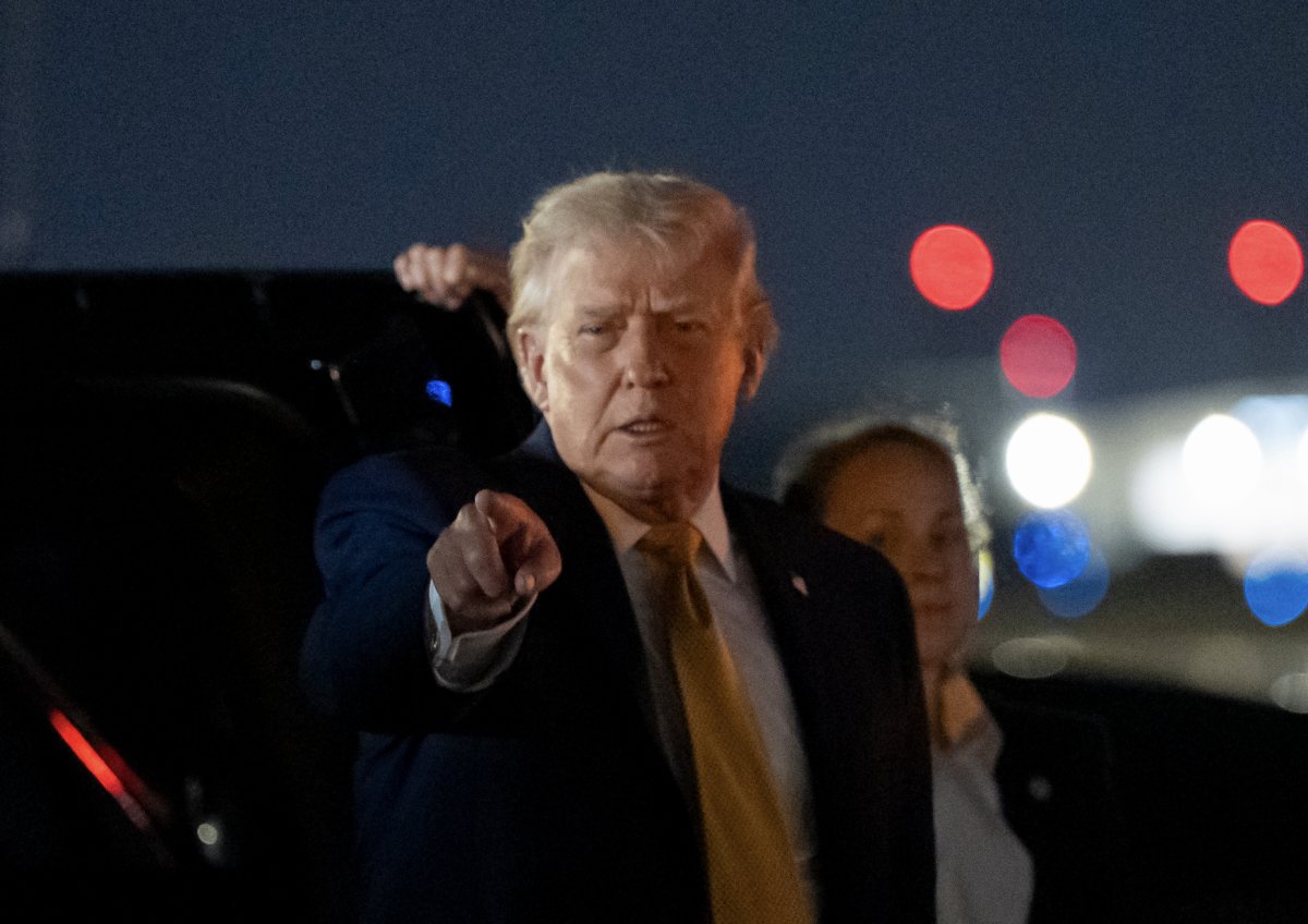 도널드 트럼프 미국 대통령이 니콜라스 마두로 베네수엘라 대통령 부부를 체포·압송한 뒤인 1월 4일(이하 현지 시간) 전용기 에어포스원 앞에서 기자들 질문에 답하고 있다. 뉴시스