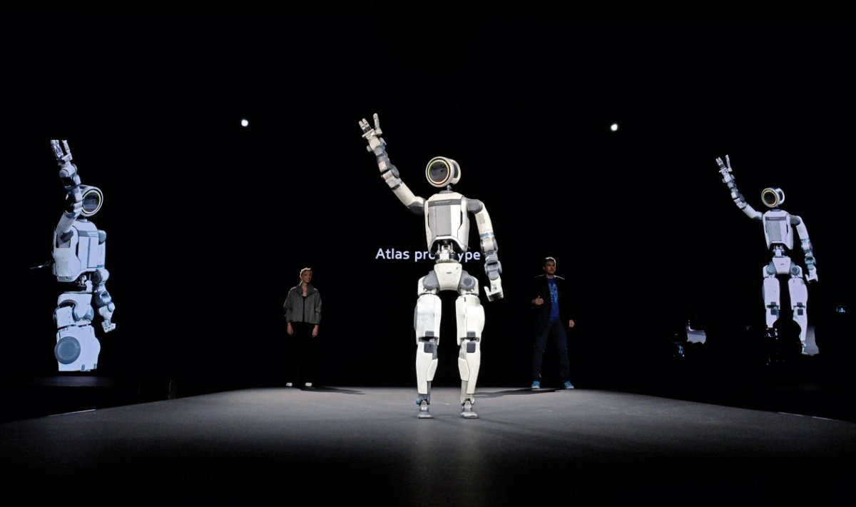 1월 5일(이하 현지 시간) 미국 라스베이거스에서 열린 ‘CES 2026 현대차그룹 미디어데이’에서 자회사 보스턴다이내믹스의 휴머노이드 로봇 ‘아틀라스’가 퍼포먼스를 선보이고 있다. 현대차그룹 제공
