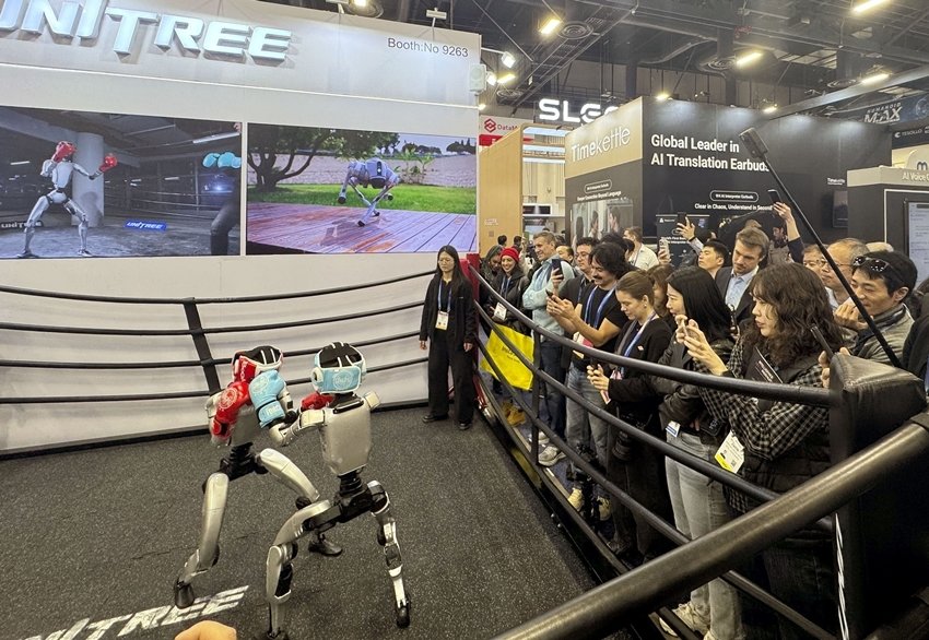 중국 기업 유니트리로보틱스가 제작한 휴머노이드 로봇 2대가 1월 6일 CES 2026에서 킥복싱 기술을 선보이고 있다. GETTYIMAGES