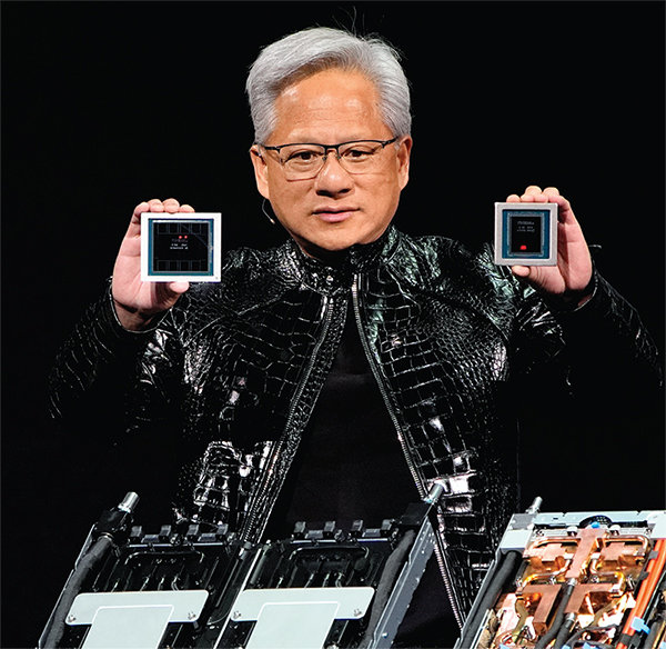 황 CEO가 1월 5일 CES 2026 기조연설에서 자사의 차세대 그래픽처리장치(GPU) ‘루빈’과 중앙처리장치(CPU) ‘베라’를 들어 보이고 있다. 뉴시스 