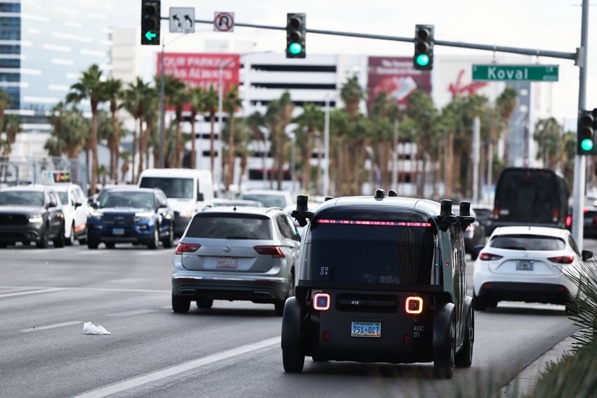 아마존의 자율주행차 ‘죽스(ZOOX)’가 1월 4일 CES 2026이 열리는 라스베이거스에서 도로를 주행하고 있다. 뉴스1