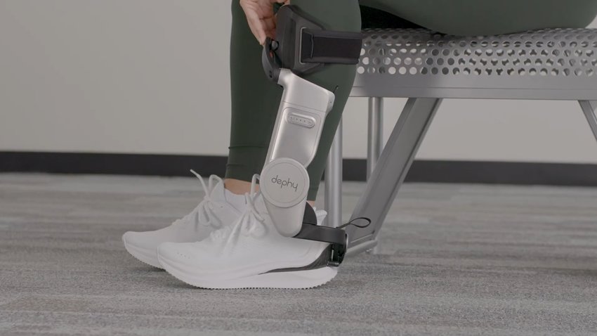 미국 기업 데피가 CES 2026에서 공개한 로봇 신발 ‘사이드킥(Sidekick)’. 사이드킥을 착용한 채로 걸으면 발뒤꿈치 아래에서 위로 밀어 올리는 힘이 느껴져 걷는 데 힘이 덜 든다. 데피 유튜브 캡처