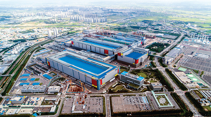 지난해 4분기 영업이익 20조 원으로 역대 최대 분기 실적을 달성한 삼성전자 평택공장. 삼성전자 제공