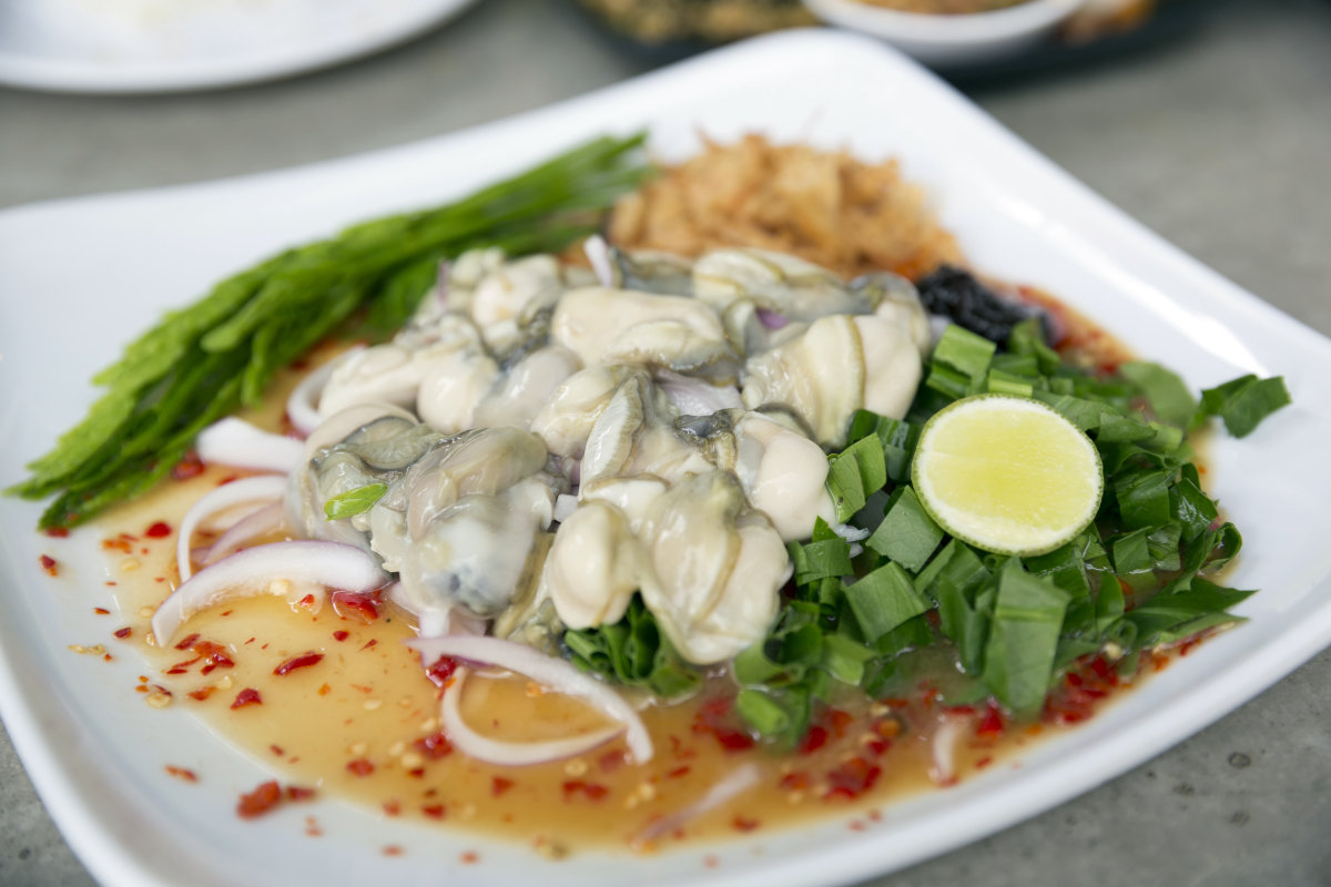 굴 초회에 레몬 드레싱을 살짝 뿌리면 철분의 체내 흡수를 돕고 세균 번식을 억제할 수 있다. GETTYIMAGES