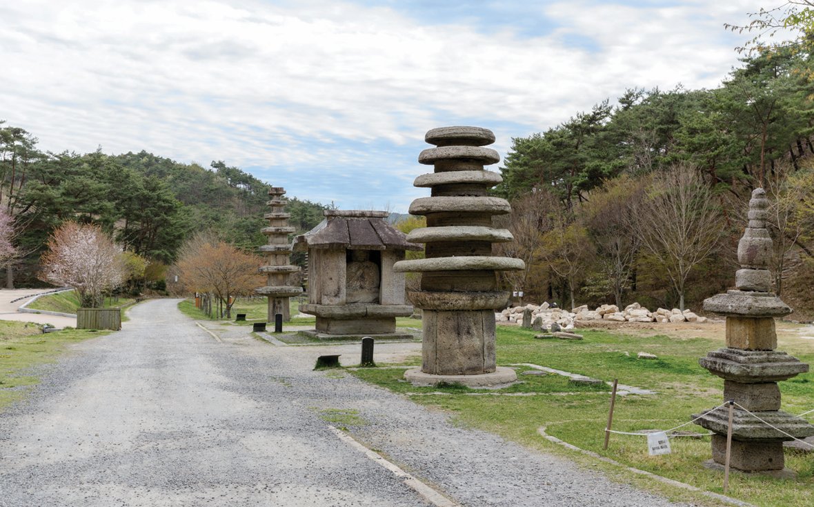 도선국사가 하룻밤에 천불천탑을 세웠다는 전설이 전해오는 전남 화순 운주사. GETTYIMAGES