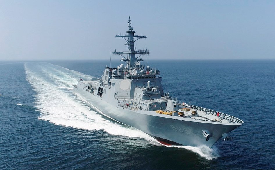 HD현대중공업이 건조한 정조대왕함이 바다를 항해하고 있다. 해군 제공