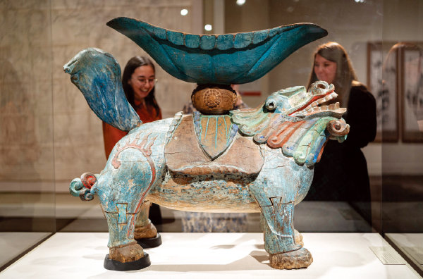 ‘한국의 보물: 모으고, 아끼고, 나누다’ 특별전을 찾은 관람객들이 ‘케이팝 데몬 헌터스’의 ‘더피’를 닮아 화제가 된 ‘법고대’를 감상하고 있다. 동아DB 