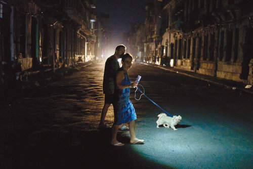 쿠바에서는 지난 14개월간 전국적으로 정전 사태가 12차례나 발생했다. 사진은 지난해 9월 정전된 수도 아바나 거리 모습. 뉴시스 