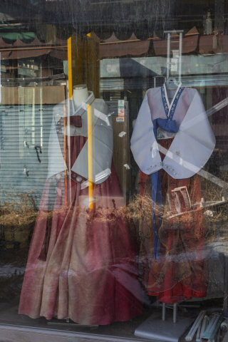 폐업한 가게 창가에 주인 없는 한복이 진열돼 있다. 조영철 기자