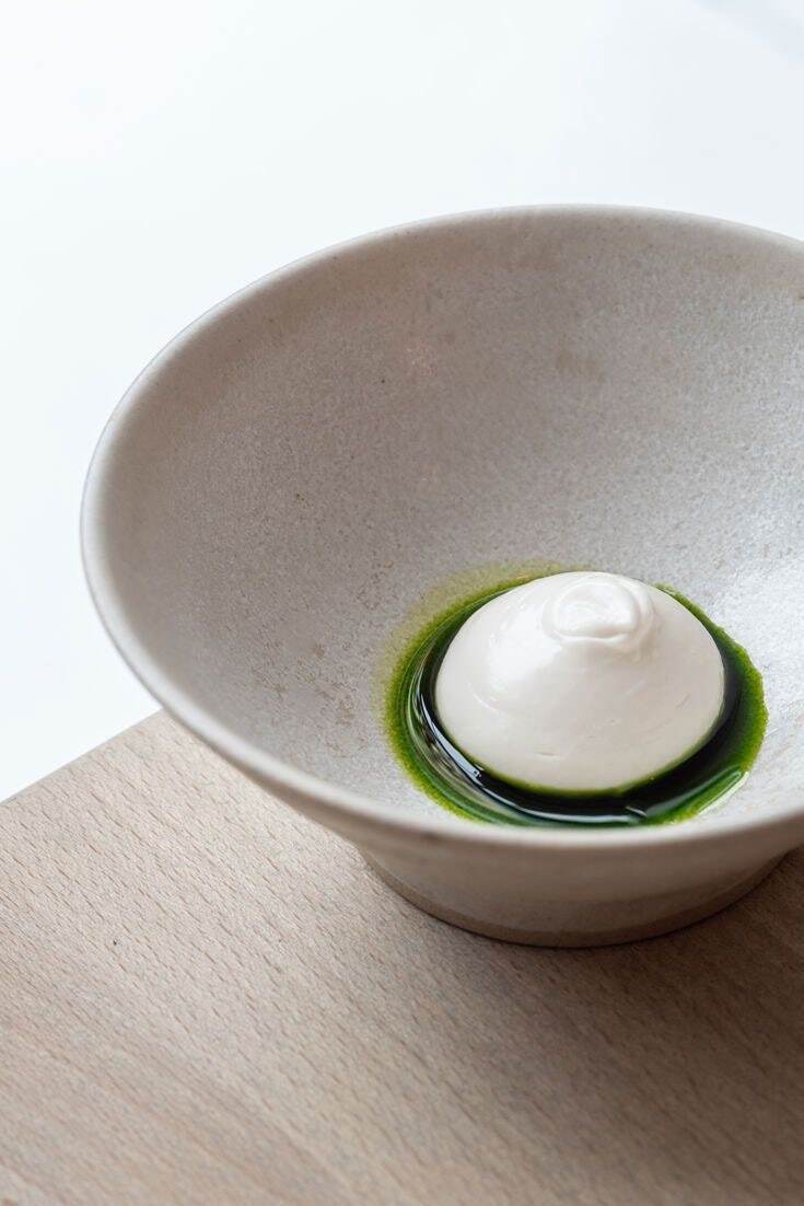 스트라차텔라 치즈에 달래 오일을 한 방울 떨어뜨리면 풍미가 더욱 살아난다. 남희철 제공