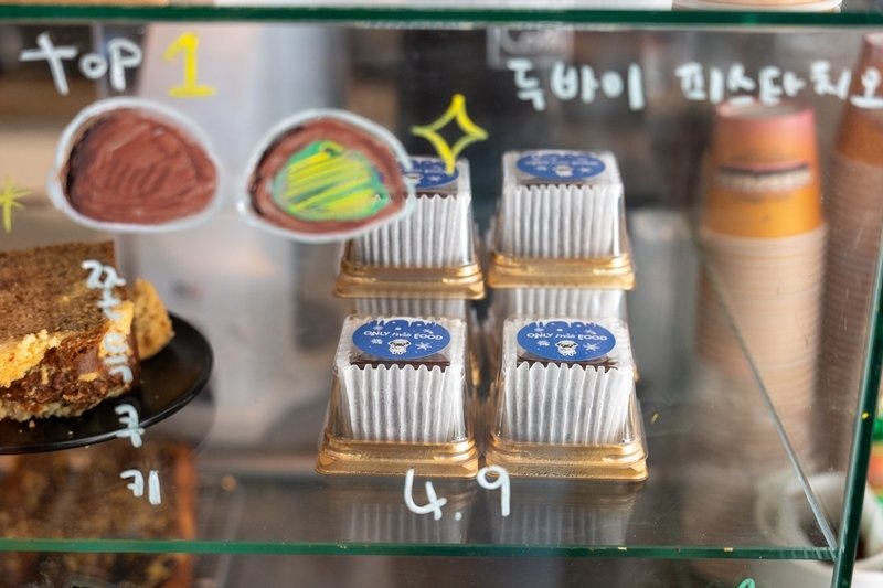 카페 ‘오프로스트’에서 판매하는 두바이쫀득쿠키. 매일 오후 1시 전에 동날 만큼 인기가 많다. 홍태식  