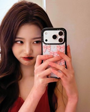 장원영이 두바이쫀득쿠키를 먹은 후 입술에 초콜릿 가루가 묻은 사진을 SNS에 게시해 화제가 됐다. 걸그룹 아이브 멤버 장원영 인스타그램 계정 캡처