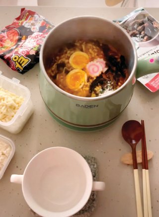 미역국과 불닭볶음탕면을 함께 끓여 먹는 레시피가 유행이다. 인스타그램 ‘cwood_room’ 계정 캡처