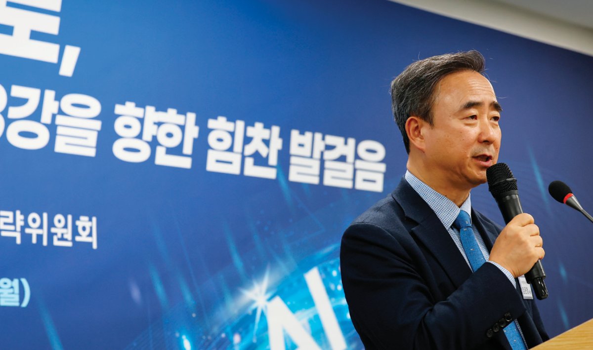 임문영 국가인공지능전략위원회 부위원장이 지난해 12월 15일 서울 중구 서울스퀘어에서 열린 대통령 직속 국가인공지능전략위원회 출범 100일 기자간담회에 참석해 발언하고 있다. 뉴시스