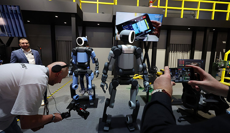 1월 6일(이하 현지 시간) ‘CES 2026’ 현대차그룹 부스에 휴머노이드 로봇 ‘아틀라스’가 전시돼 있다. 뉴스1